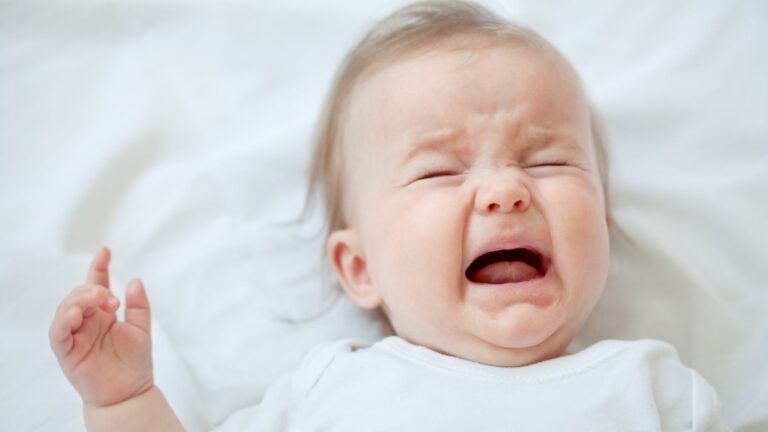 Baby weint im Schlaf, ist das normal?