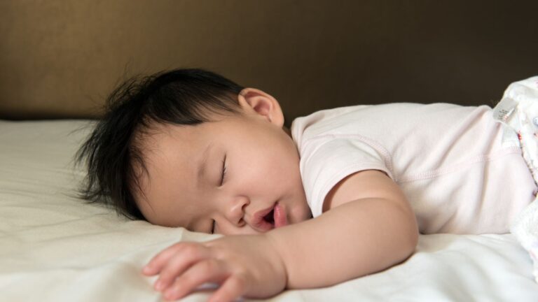 Ab wann kann ein Baby auf dem Bauch schlafen und worauf musst du achten?