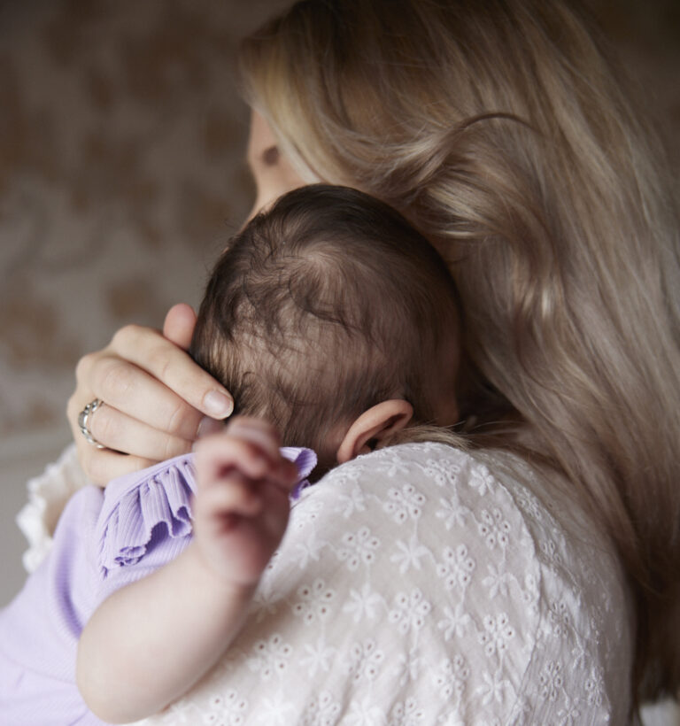 Baby schreien lassen oder trösten?