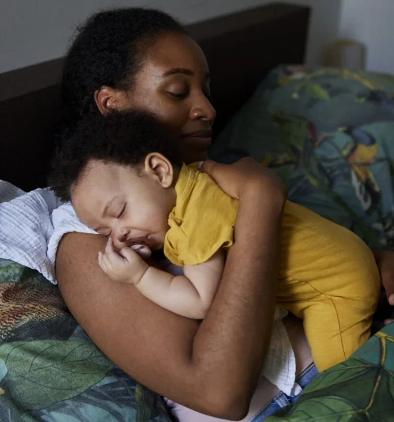 Baby schläft nicht alleine: Was kannst du tun?