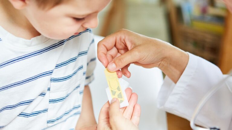 Bandage Wise: Erste-Hilfe-Expertin teilt die besten Tipps zur Verwendung von Pflastern bei Kindern