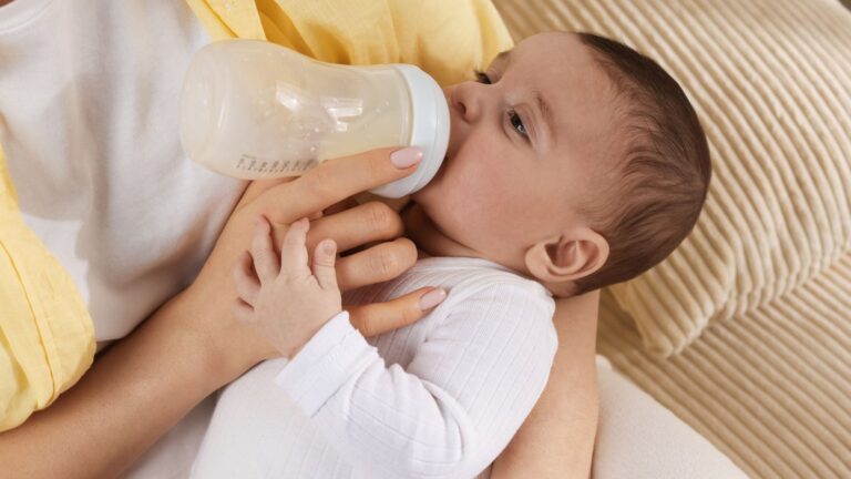 Baby spuckt viel: Was ist normal und was kannst du tun?