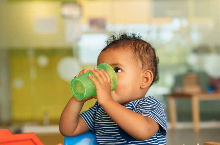 Ab wann dürfen Babys Wasser trinken?